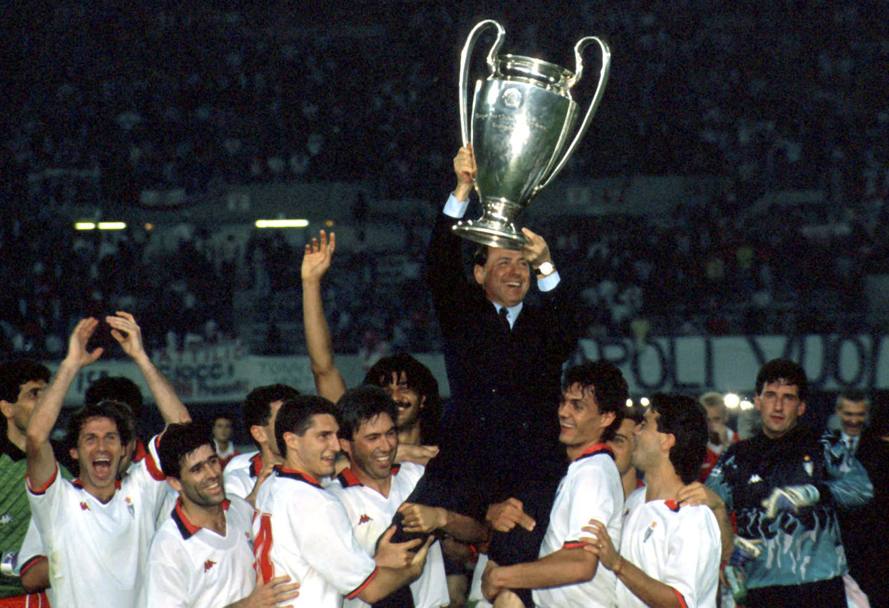 Il 23 maggio al Milan riesce un&#39;impresa che fino ad oggi nessuno ha più ripetuto: dopo l&#39;1-0 al Benfica, Berlusconi solleva al cielo la seconda Coppa dei Campioni consecutiva. Omega